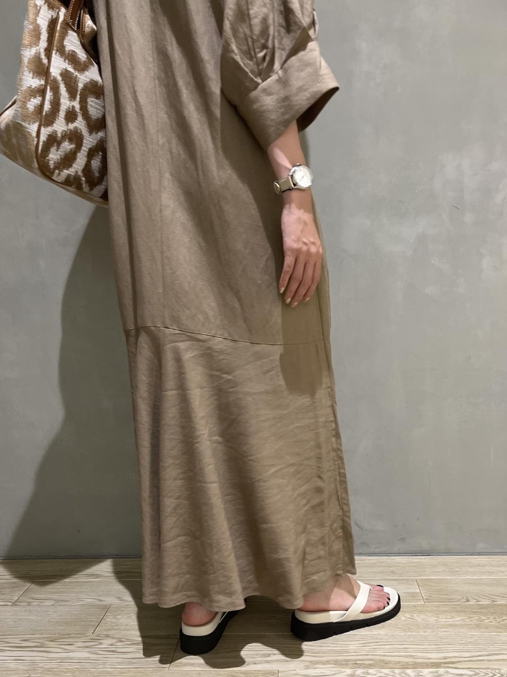 ベージュ系のワンピース、ホワイト系のサンダル、ホワイト系のタンクトップを着用したレディースの夏コーディネートの3枚目の写真