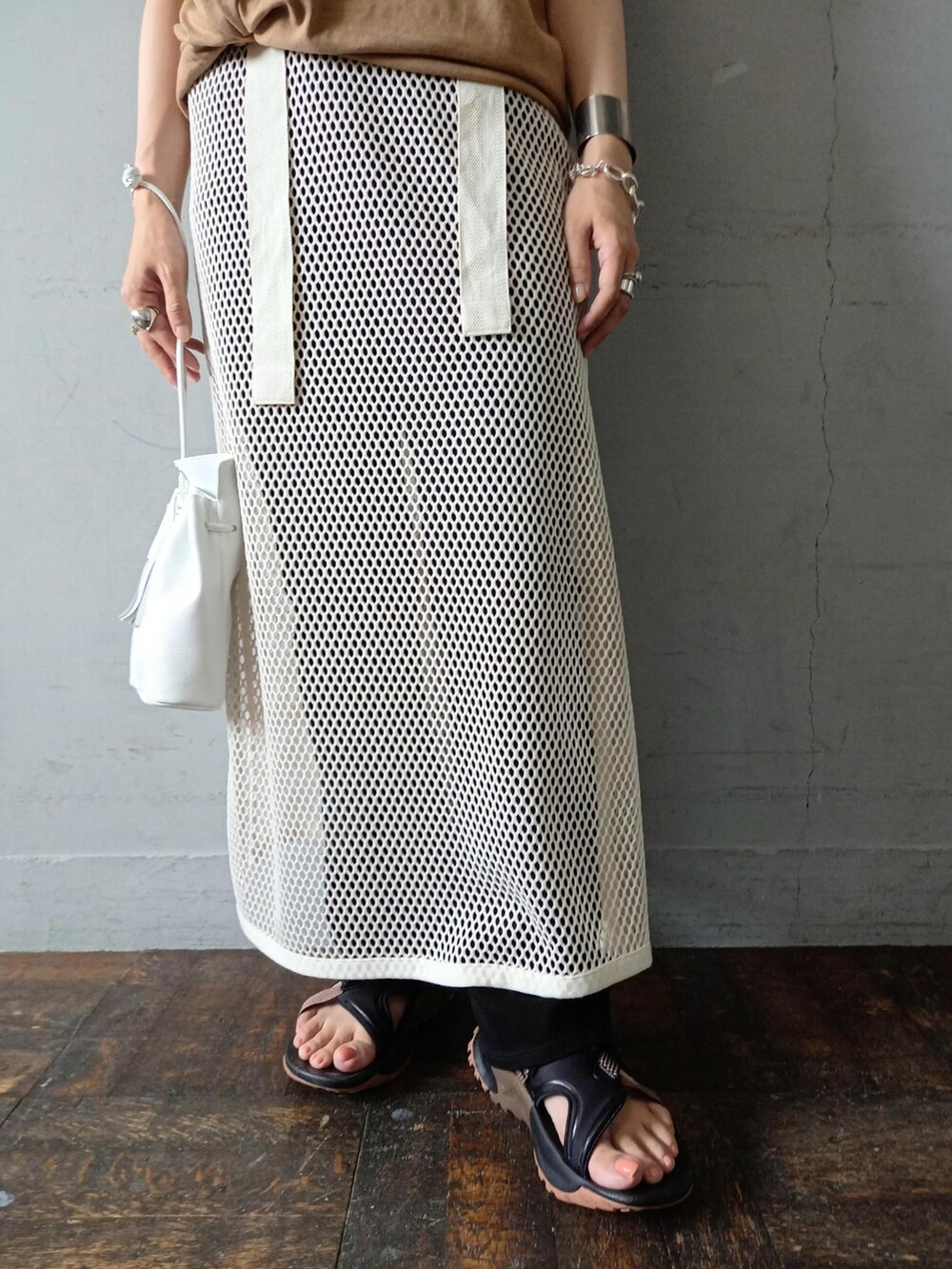 ベージュ系のTシャツ/カットソー、ホワイト系のワンピース、ホワイト系のハンドバッグを着用したレディースの夏コーディネートの5枚目の写真