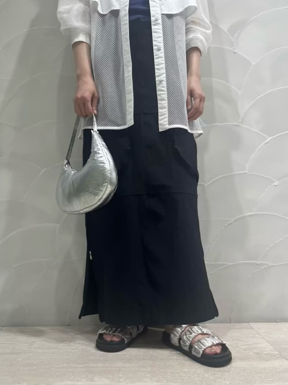 ホワイト系のシャツ/ブラウス、ブラック系のスカート、シルバー系のショルダーバッグを着用したレディースの春コーディネートの5枚目の写真