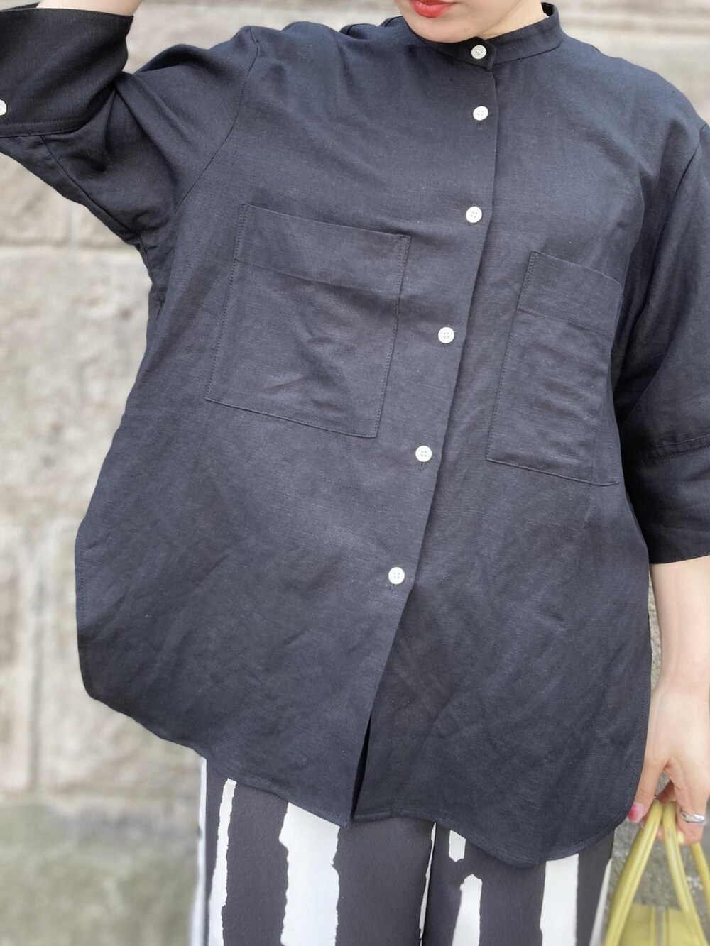 ブラック系のシャツ/ブラウス、イエロー系のボストンバッグ、ブラック系のその他パンツを着用したレディースの夏コーディネートの4枚目の写真