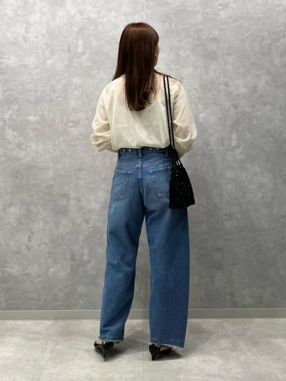 ブルー系のTシャツ/カットソー、ブルー系のデニムパンツ、ブラック系のサンダルを着用したレディースの春コーディネートの3枚目の写真