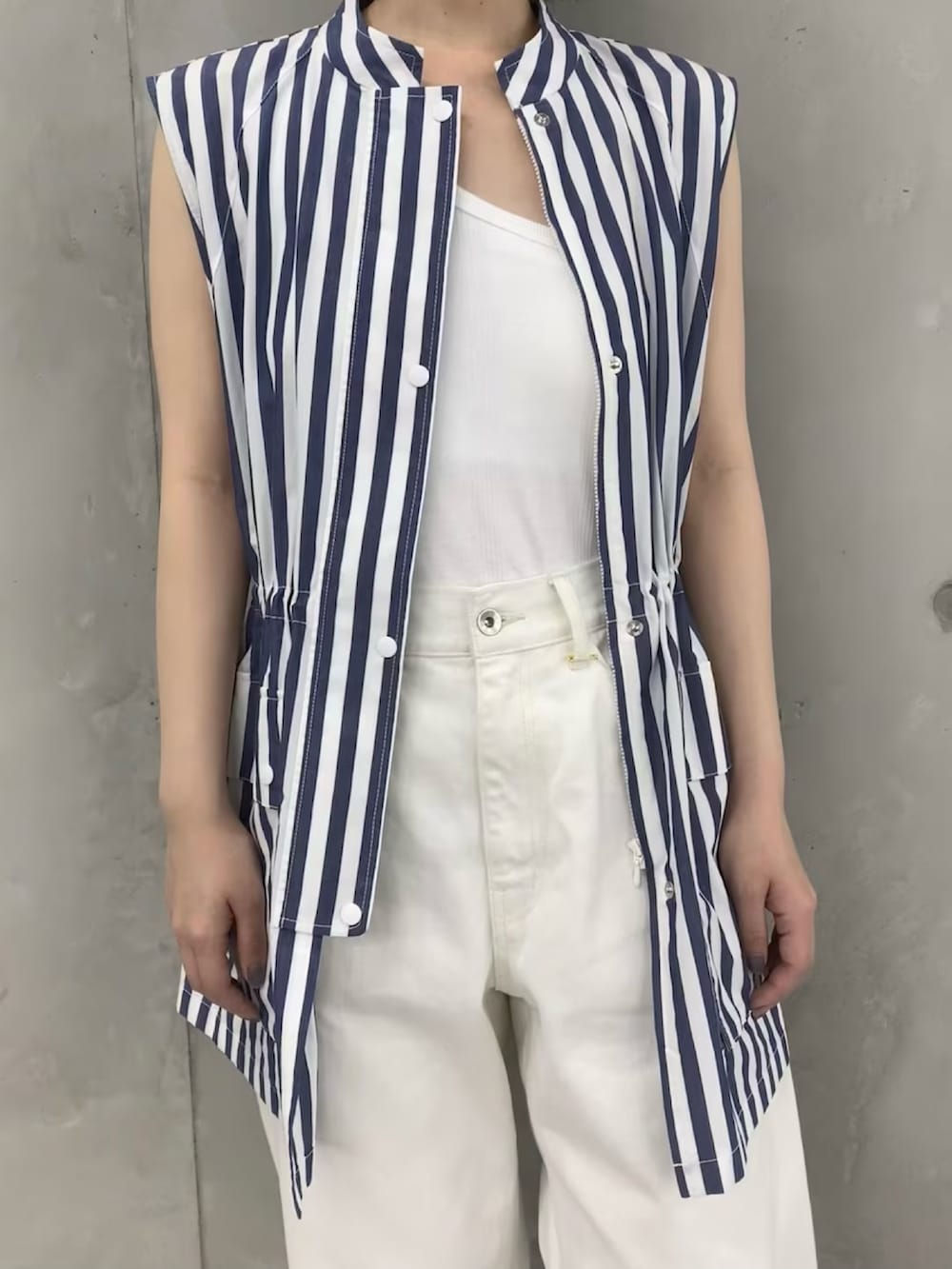 「ベスト、ストライプシャツ、マリン、ジレ、アダムエロペ(ADAM ET ROPE')、Adam et Rope'、夏コーデ、アダムエロペ、adametrope、Adam et Ropé」｜「ADAM ET ROPE'のシャツベスト（シャツ/ブラウス、ホワイト系）」を使った、ADAM ET ROPE' STAFFさん（レディース・154cm）の春コーディネートの4枚目の写真