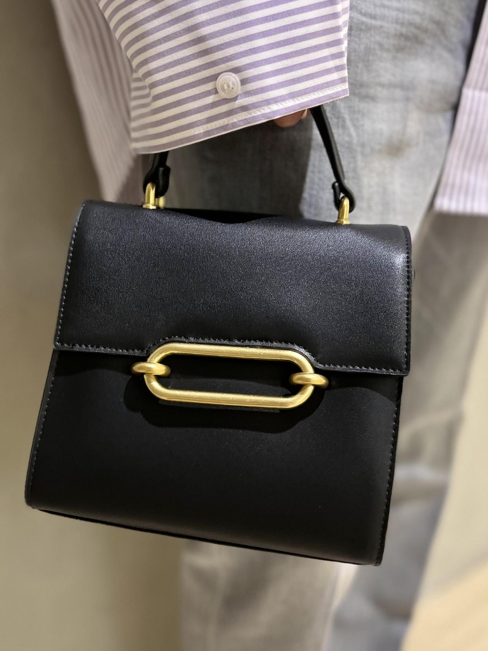 パープル系のシャツ/ブラウス、グレー系のデニムパンツ、ブラック系のサンダルを着用したレディースの夏コーディネートの5枚目の写真