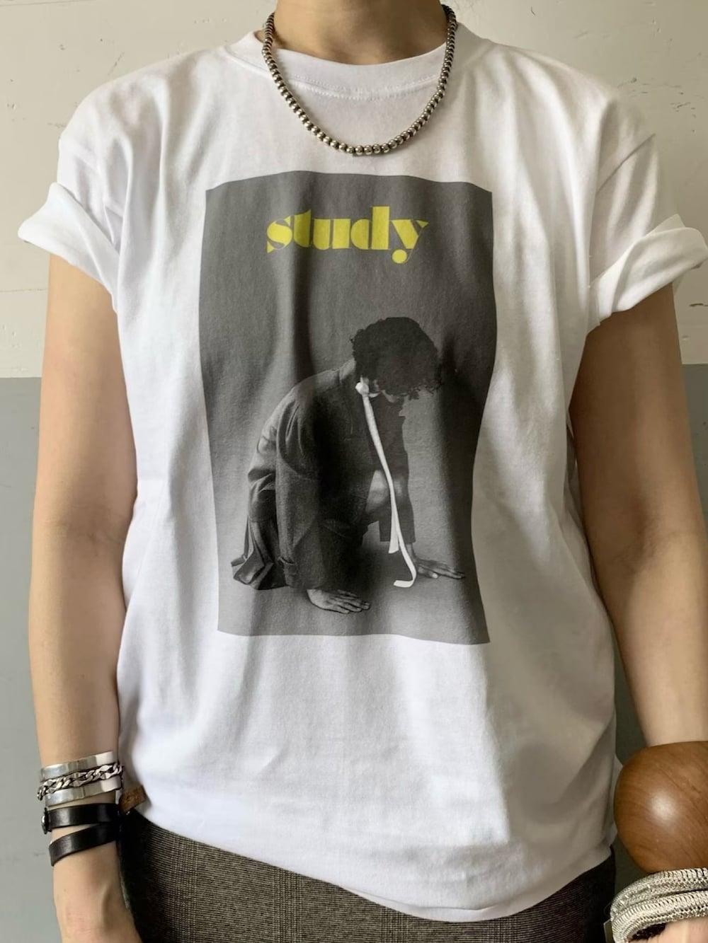 「春夏コーデ、休日スタイル、アダムエロペ(ADAM ET ROPE')、アダムエロペ、Adam et Rope'、adametrope、フォトT、夏コーデ、大人カジュアル、リラックススタイル、Tシャツ、study」｜「ADAM ET ROPE'の【Study for BIOTOP】Photo T-shirts（Tシャツ/カットソー、ホワイト系）」を使った、ADAM ET ROPE' STAFFさん（レディース・166cm）の春コーディネートの3枚目の写真