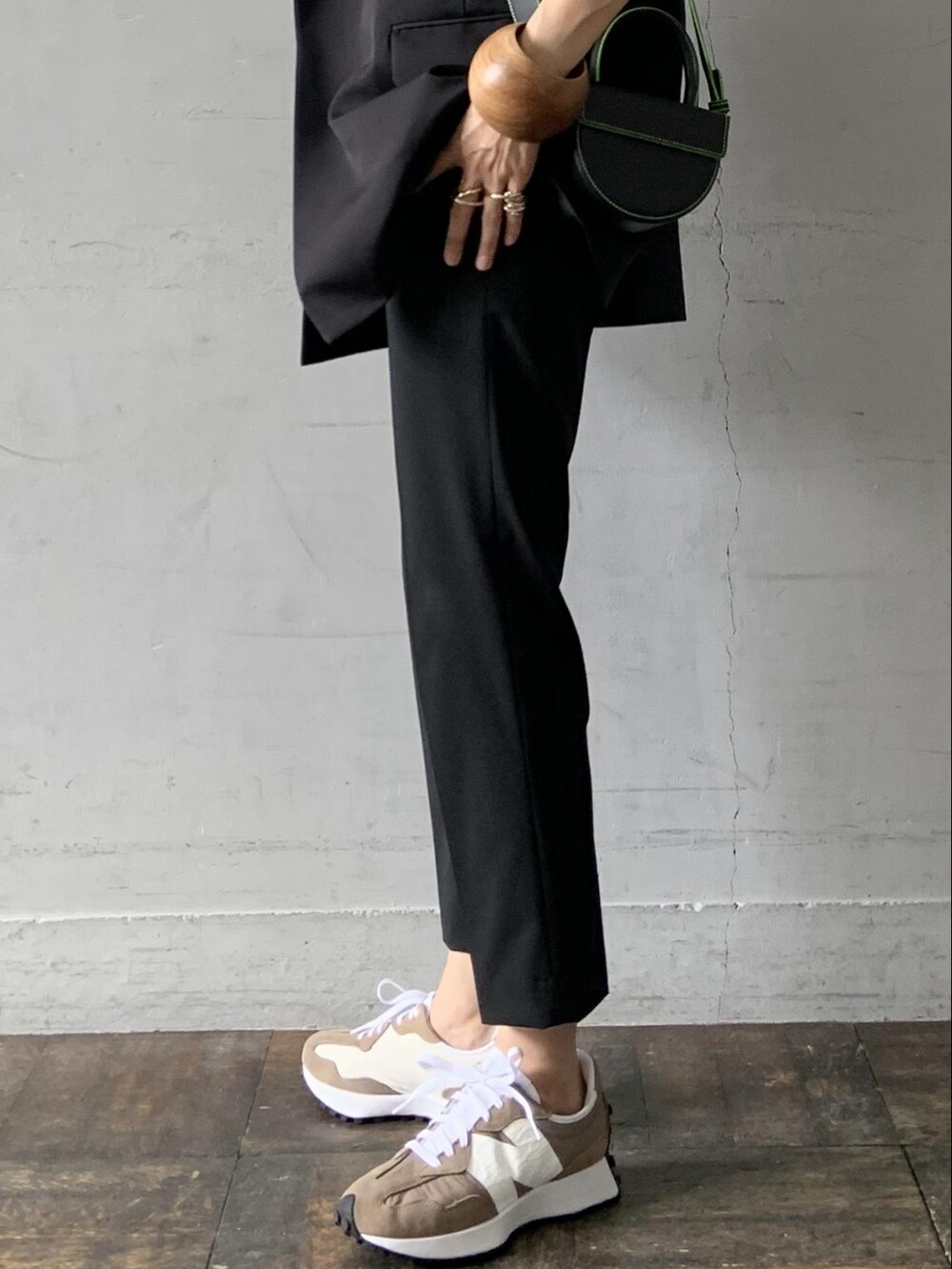 「アダムエロペ(ADAM ET ROPE')、Adam et Rope'、ブラック、ブラックコーデ、オールブラック、スニーカー、スニーカーコーデ、New Balance、ニューバランス、ジレ、大人カジュアル、オトナ女子、カジュアルコーデ、スラックス、高身長女子」｜「ADAM ET ROPE'のファンクションテーパードパンツ（スラックス、ブラック系）」を使った、ADAM ET ROPE' STAFFさん（レディース・166cm）の春コーディネートの5枚目の写真