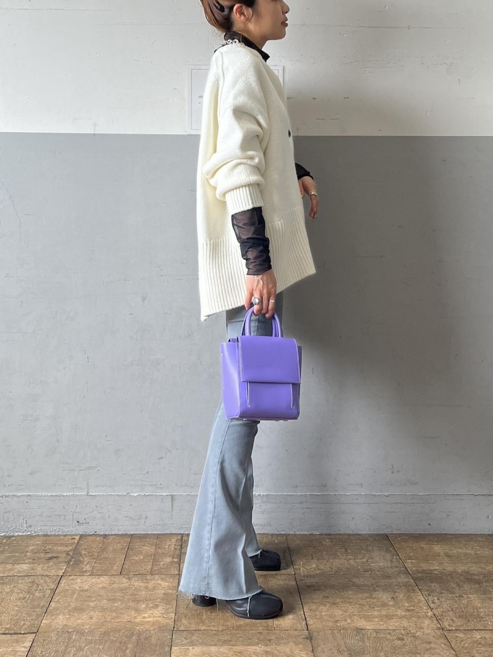 ホワイト系のカーディガン/ボレロ、ブラック系のTシャツ/カットソー、パープル系のハンドバッグを着用したレディースの夏コーディネートの3枚目の写真