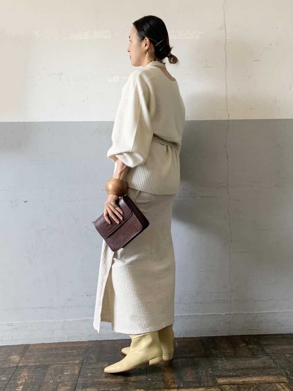 ホワイト系のニット/セーター、ベージュ系のその他トップス、ホワイト系のスカートを着用したレディースの冬コーディネートの5枚目の写真