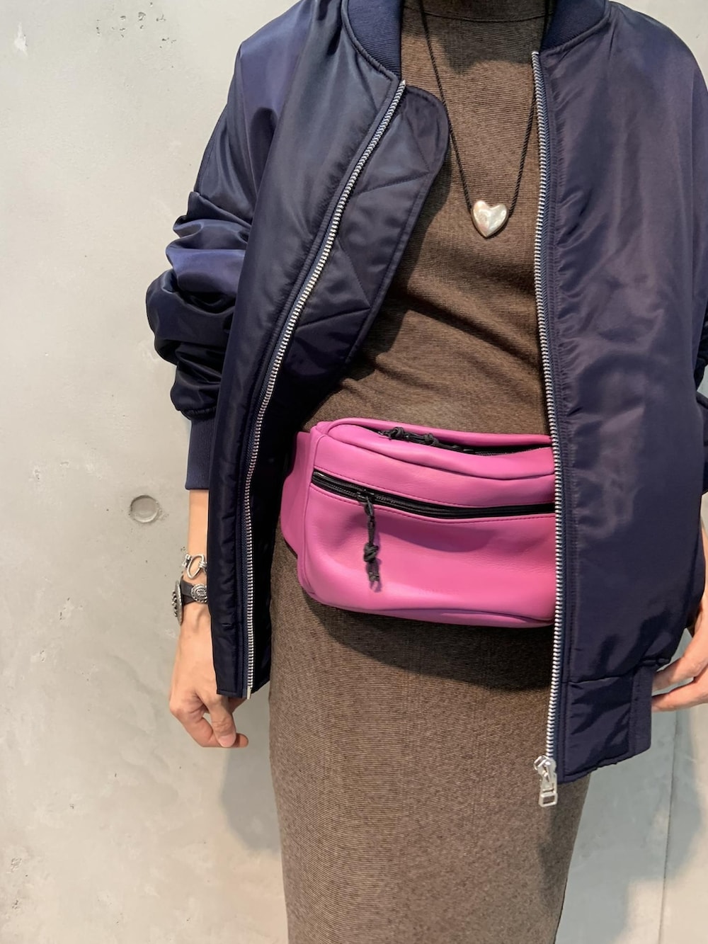 「ブルゾン、スニーカー、セットアップ、MA-1、アダムエロペ(ADAM ET ROPE')、Adam et Rope'、セットアップスタイル、ボディバッグ、ウエストポーチ、秋コーデ」｜「MILLERの【Miller for ADAM ET ROPE'】別注 5S/S TEE（Tシャツ/カットソー、イエロー系）」を使った、ADAM ET ROPE' STAFFさん（レディース・166cm）の夏コーディネートの4枚目の写真