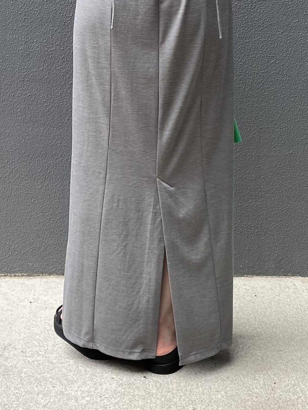 グリーン系のカーディガン/ボレロ、グレー系のワンピース、ブラック系のサンダルを着用したレディースの夏コーディネートの3枚目の写真