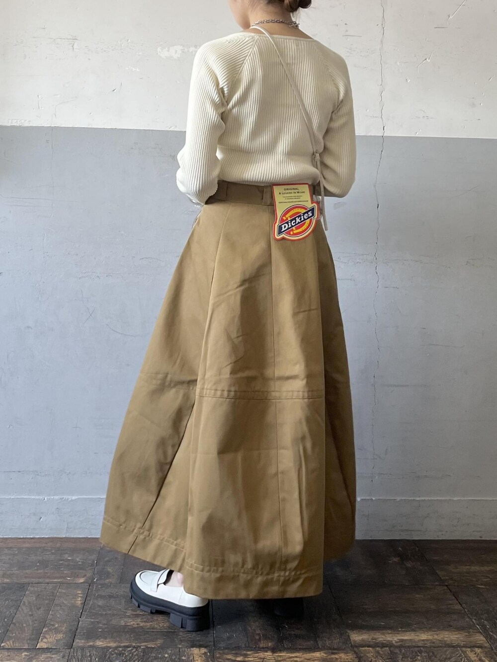 「フレアスカート、ワントーンコーデ、ベージュ、フレア、ワントーン、アダムエロペ(ADAM ET ROPE')、春、Adam et Rope'、ベージュコーデ、春コーデ」｜「ADAM ET ROPE'のカップインニットプルオーバー（ニット/セーター、ホワイト系）」を使った、ADAM ET ROPE' STAFFさん（レディース・158cm）の春コーディネートの4枚目の写真