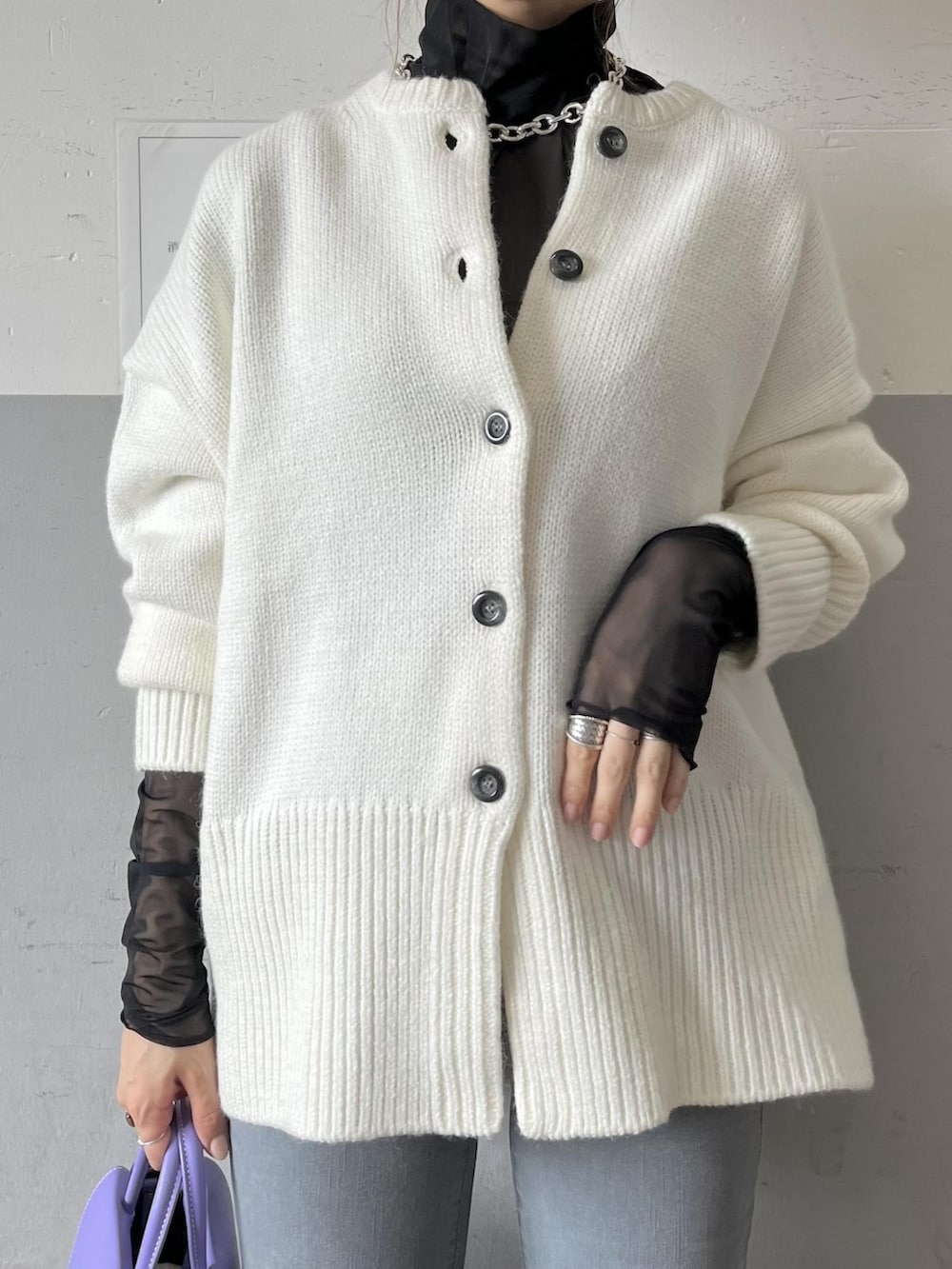 ホワイト系のカーディガン/ボレロ、ブラック系のTシャツ/カットソー、パープル系のハンドバッグを着用したレディースの夏コーディネートの5枚目の写真