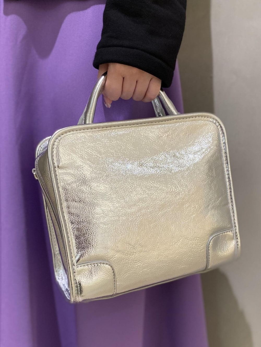 ブラック系のカーディガン/ボレロ、パープル系のスカート、シルバー系のショルダーバッグを着用したレディースの夏コーディネートの4枚目の写真