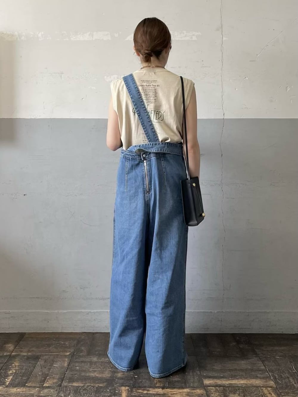 「オーバーオール、休日コーデ、アダムエロペ(ADAM ET ROPE')、Adam et Rope'、カジュアルコーデ、デニムコーデ、デニムサロペット、アダムエロペ、adametrope、おでかけコーデ日記」｜「ADAM ET ROPE'のデニムペンシルサロペット（サロペット/オーバーオール、ブルー系）」を使った、ADAM ET ROPE' STAFFさん（レディース・158cm）の春コーディネートの4枚目の写真