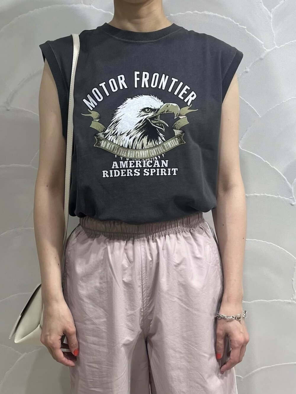 「休日コーデ、アダムエロペ(ADAM ET ROPE')、パンツスタイル、Adam et Rope'、夏コーデ、GOOD ROCK SPEED、カジュアルコーデ、アダムエロペ、ナイロンパンツ、adametrope」｜「ADAM ET ROPE'の【Good Rock Speed】ORIGINAL ROCK SLEEVELESS TEE（タンクトップ、ブラック系）」を使った、ADAM ET ROPE' STAFFさん（レディース・160cm）の春コーディネートの2枚目の写真