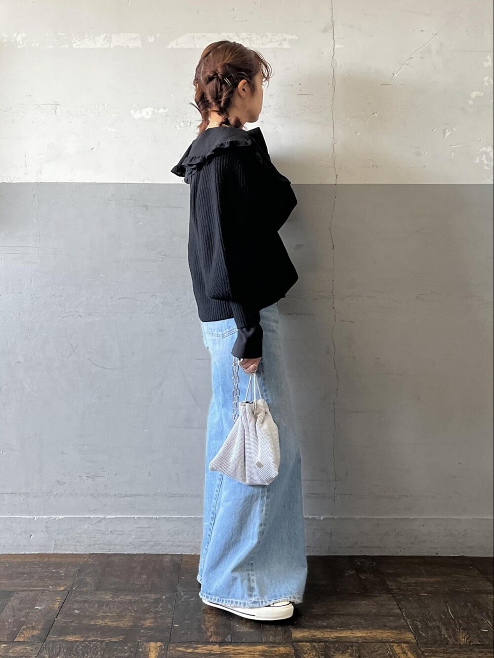 ブラック系のカーディガン/ボレロ、ブラック系のシャツ/ブラウス、ブルー系のデニムパンツを着用したレディースの冬コーディネートの2枚目の写真