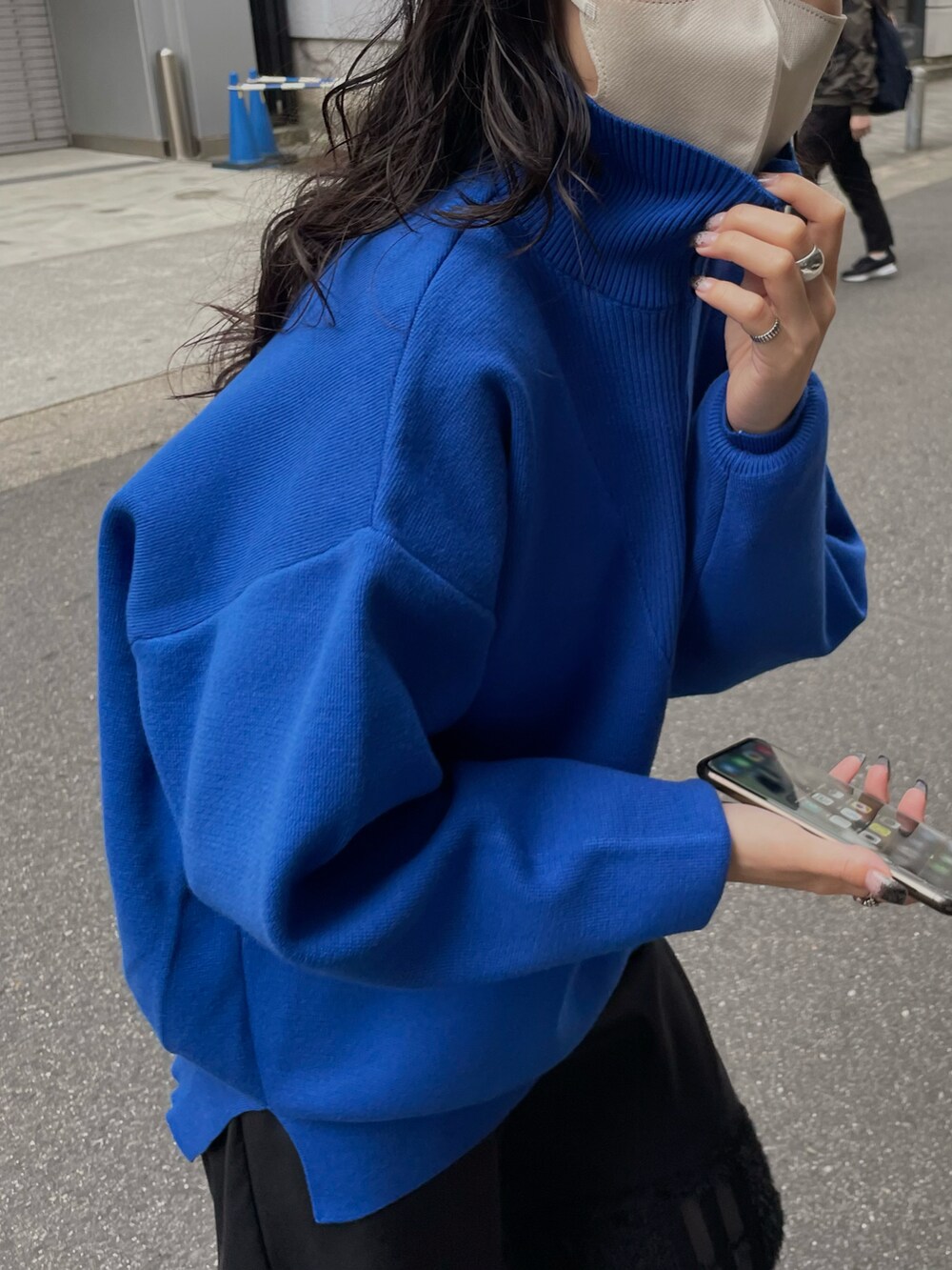 ブラック系のその他パンツ、ブルー系のニット/セーターを着用したレディースの秋コーディネートの2枚目の写真