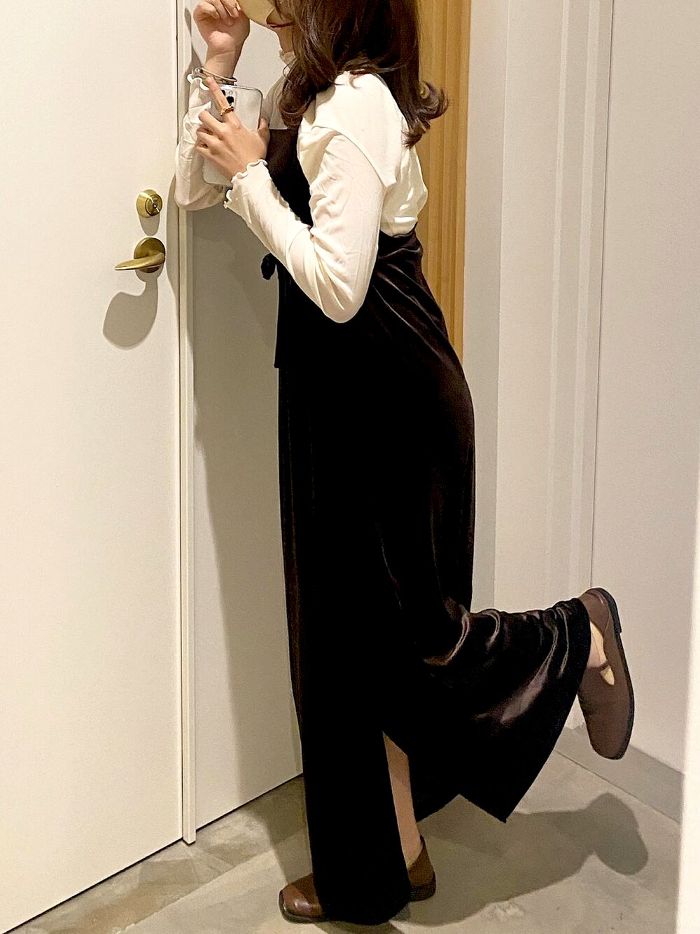 ブラウン系のワンピース、ベージュ系のトップス、ブラウン系のその他シューズを着用したレディースの秋コーディネートの2枚目の写真