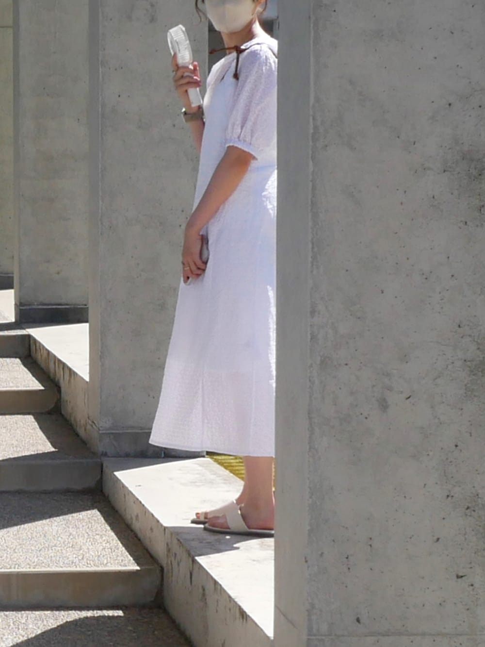 ホワイト系のワンピース/ドレス、ホワイト系のサンダルを着用したレディースの夏コーディネートの2枚目の写真