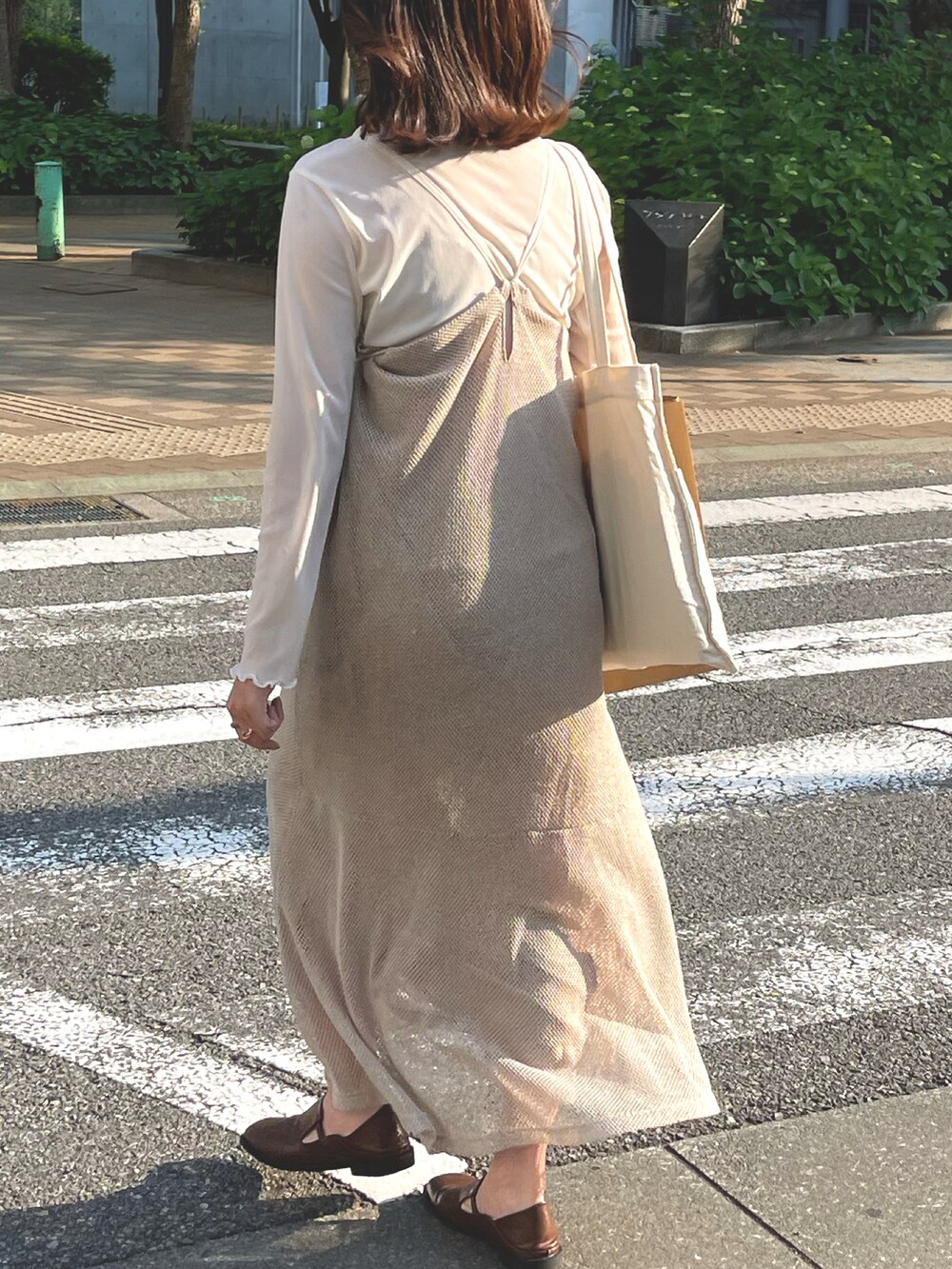 ベージュ系のワンピース、ブラウン系のその他シューズを着用したレディースの夏コーディネートの2枚目の写真