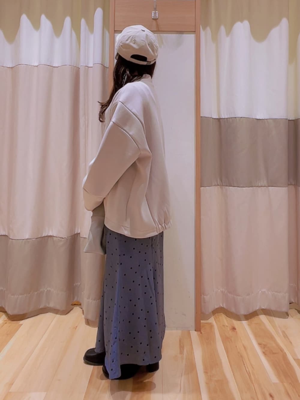 ブラック系のTシャツ/カットソー、グレー系のハンドバッグ、ホワイト系のノーカラージャケットを着用したレディースの秋コーディネートの2枚目の写真