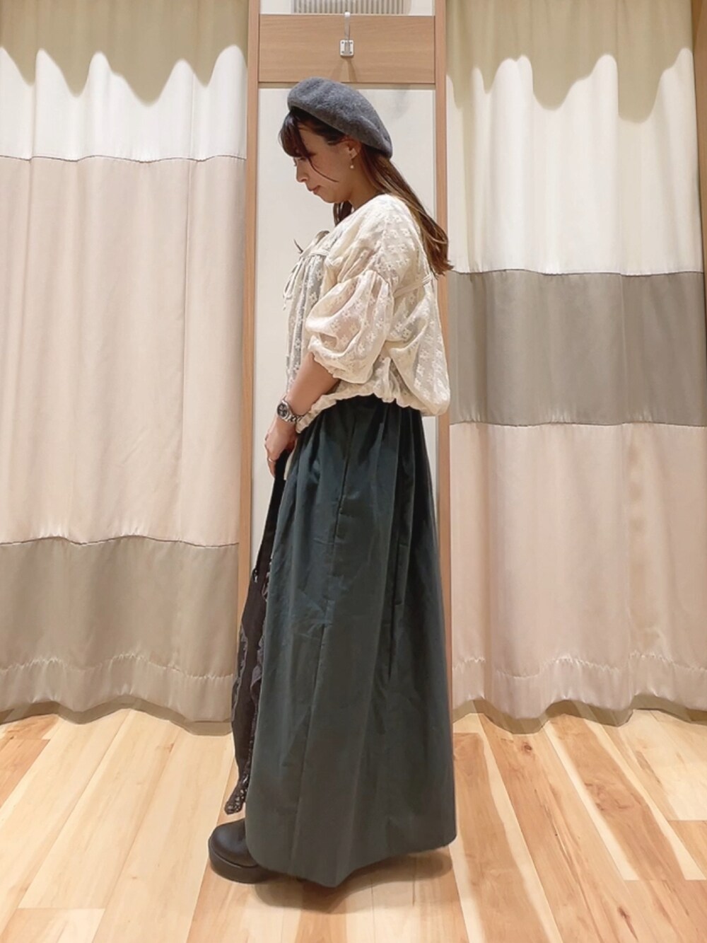 ホワイト系のシャツ/ブラウス、ブラック系のトートバッグ、グリーン系のワンピースを着用したレディースの夏コーディネートの2枚目の写真