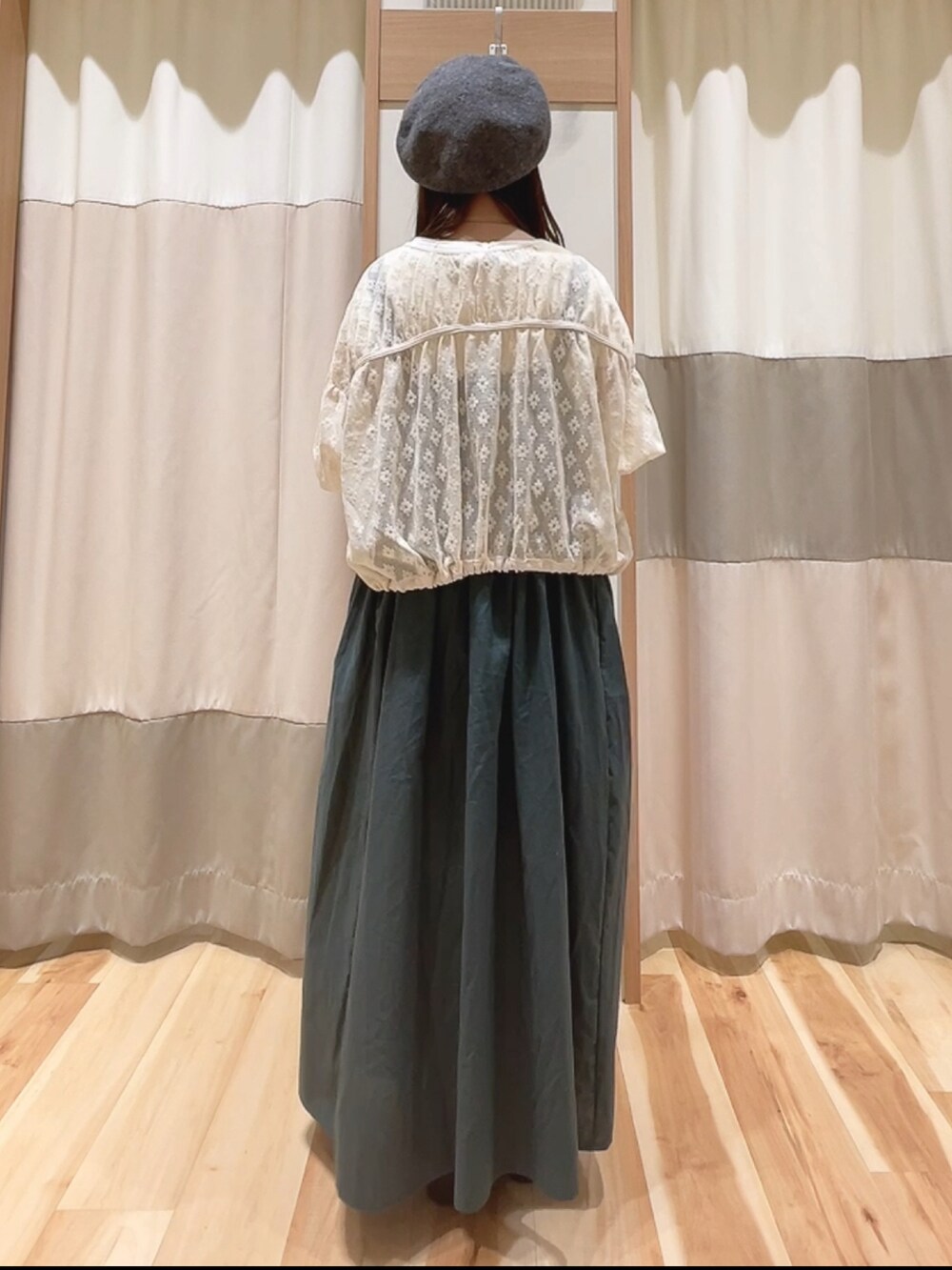 ホワイト系のシャツ/ブラウス、ブラック系のトートバッグ、グリーン系のワンピースを着用したレディースの夏コーディネートの3枚目の写真