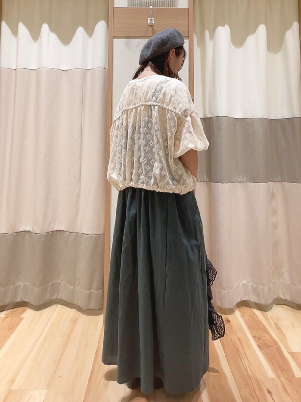 ホワイト系のシャツ/ブラウス、ブラック系のトートバッグ、グリーン系のワンピースを着用したレディースの夏コーディネートの4枚目の写真