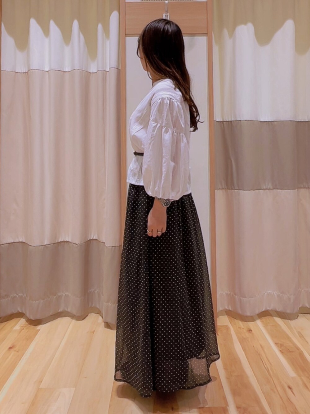 ホワイト系のTシャツ/カットソー、ホワイト系のシャツ/ブラウス、ブラック系のスカートを着用したレディースの夏コーディネートの2枚目の写真