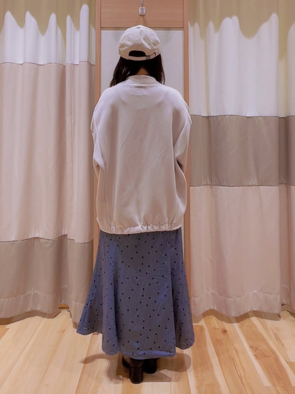 ブラック系のTシャツ/カットソー、グレー系のハンドバッグ、ホワイト系のノーカラージャケットを着用したレディースの秋コーディネートの3枚目の写真