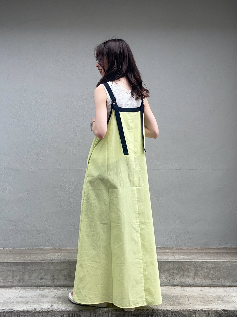 「Samansa Mos2 blueの◎リネン混アメリカンスリーブワンピース（ワンピース、イエロー系）」を使った、natsumiさん（レディース・155cm）の夏コーディネートの2枚目の写真