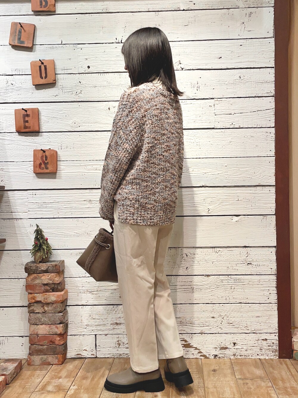 ブラウン系のニット/セーター、ホワイト系のニット/セーター、ホワイト系のその他パンツを着用したレディースの秋コーディネートの2枚目の写真