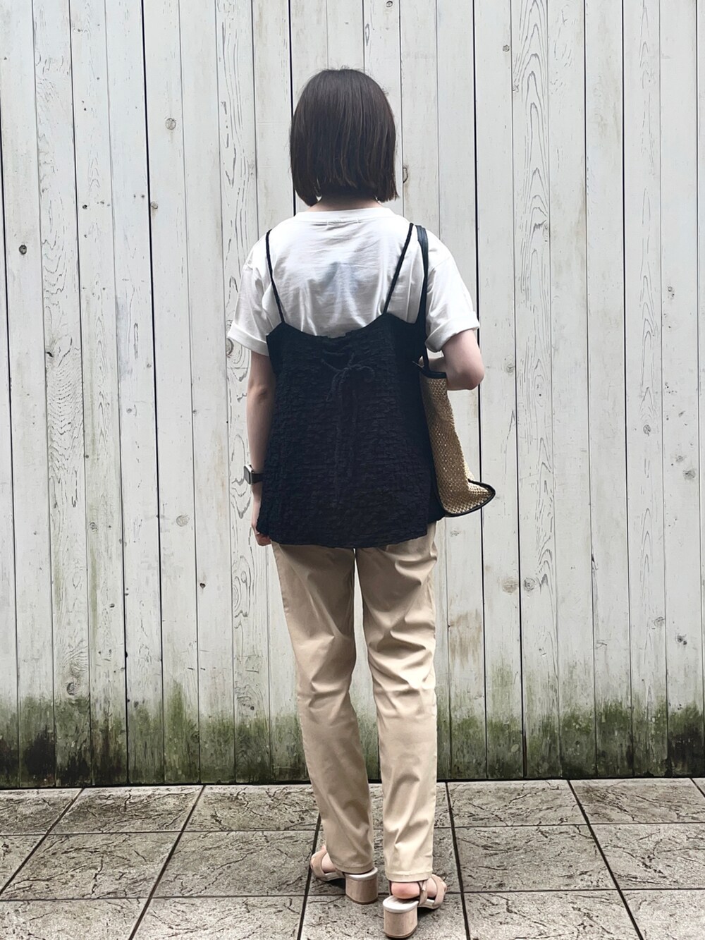ブラック系のシャツ/ブラウス、ブラック系のハンドバッグ、ベージュ系のその他パンツを着用したレディースの夏コーディネートの2枚目の写真