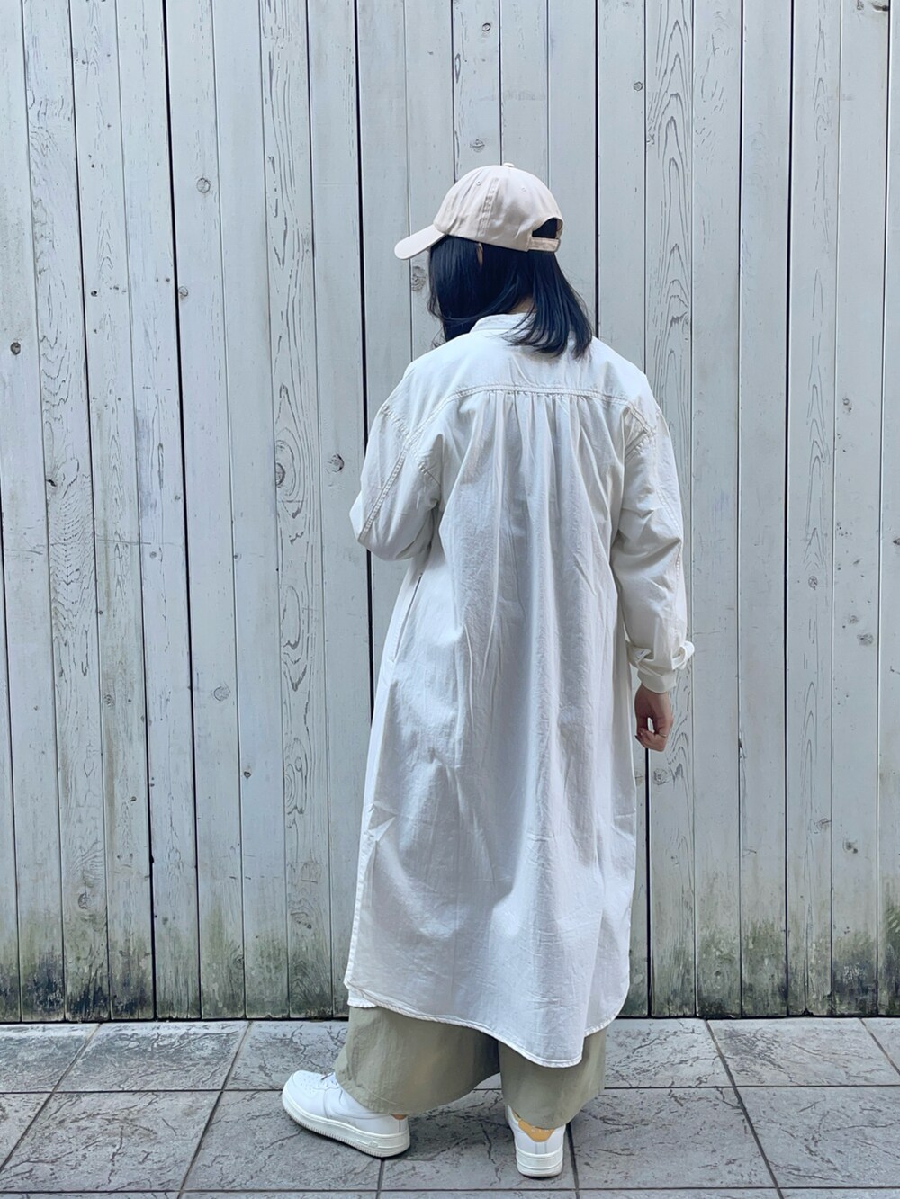 ホワイト系のワンピース、グリーン系のサロペット/オーバーオール、ホワイト系のTシャツ/カットソーを着用したレディースの春コーディネートの2枚目の写真