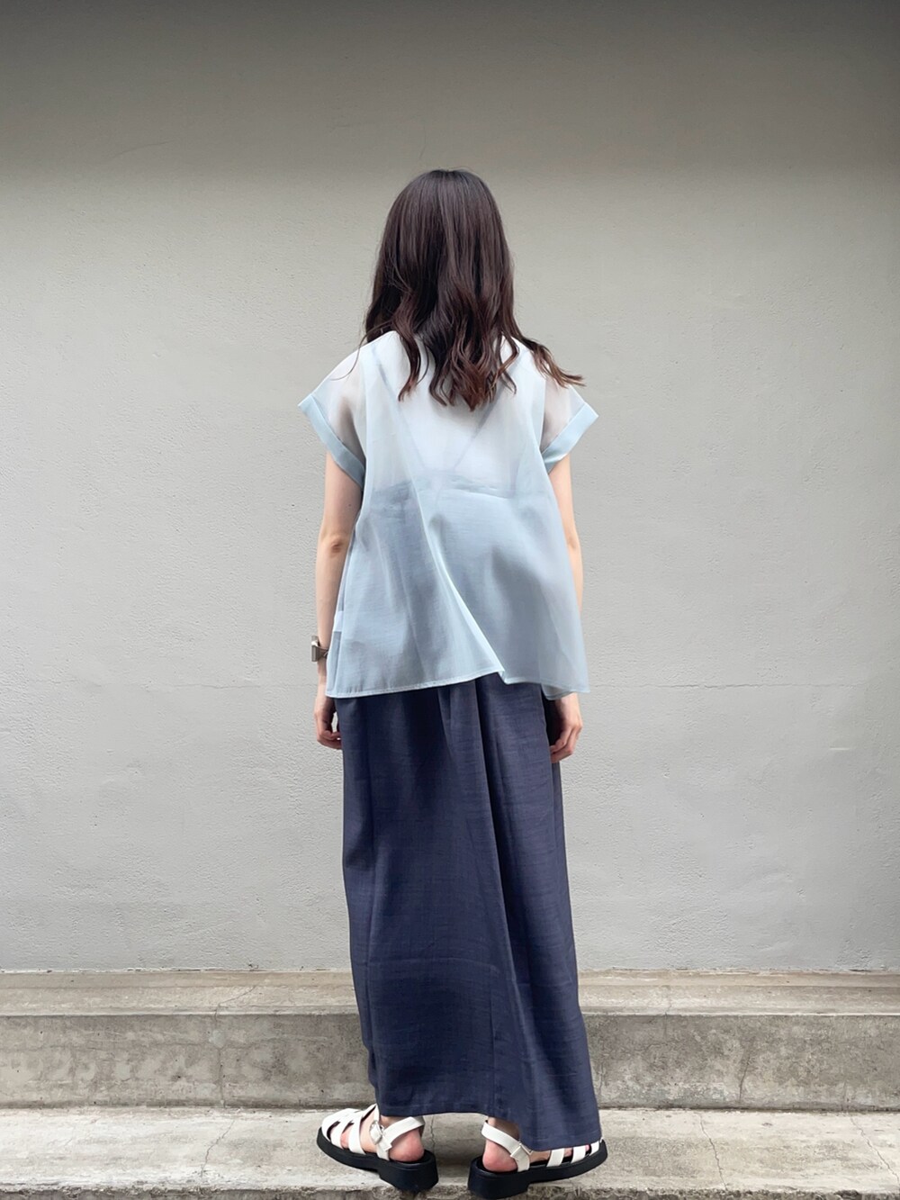 ブルー系のシャツ/ブラウス、ブルー系のワンピース、ホワイト系のサンダルを着用したレディースの夏コーディネートの2枚目の写真