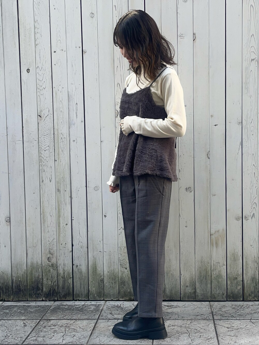 ホワイト系のニット/セーター、グレー系のシャツ/ブラウス、グレー系のその他パンツを着用したレディースの冬コーディネートの2枚目の写真