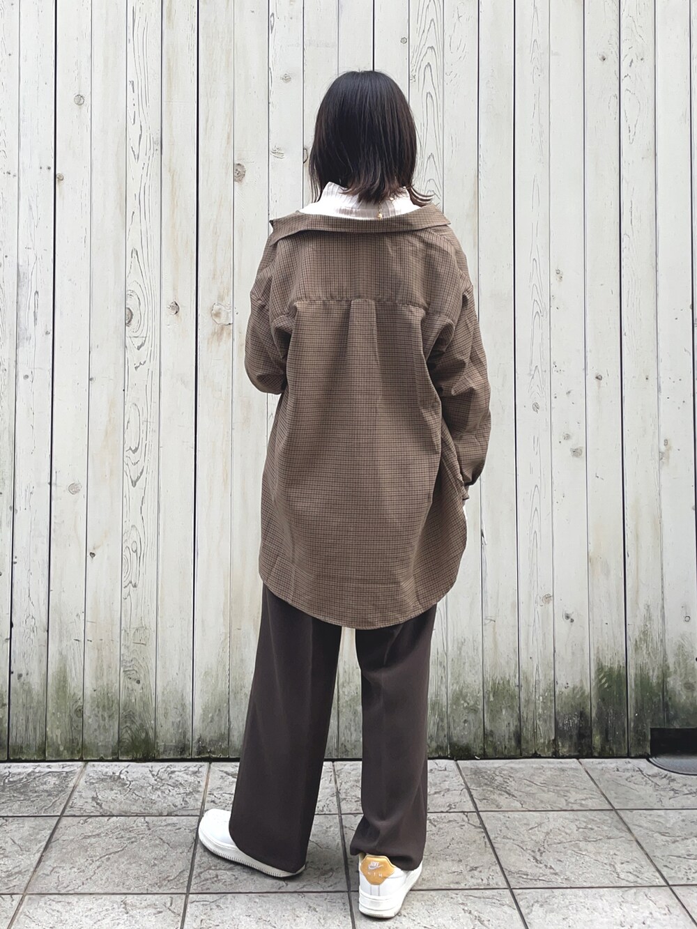ホワイト系のTシャツ/カットソー、ブラウン系のシャツ/ブラウス、ブラウン系のその他パンツを着用したレディースの秋コーディネートの2枚目の写真