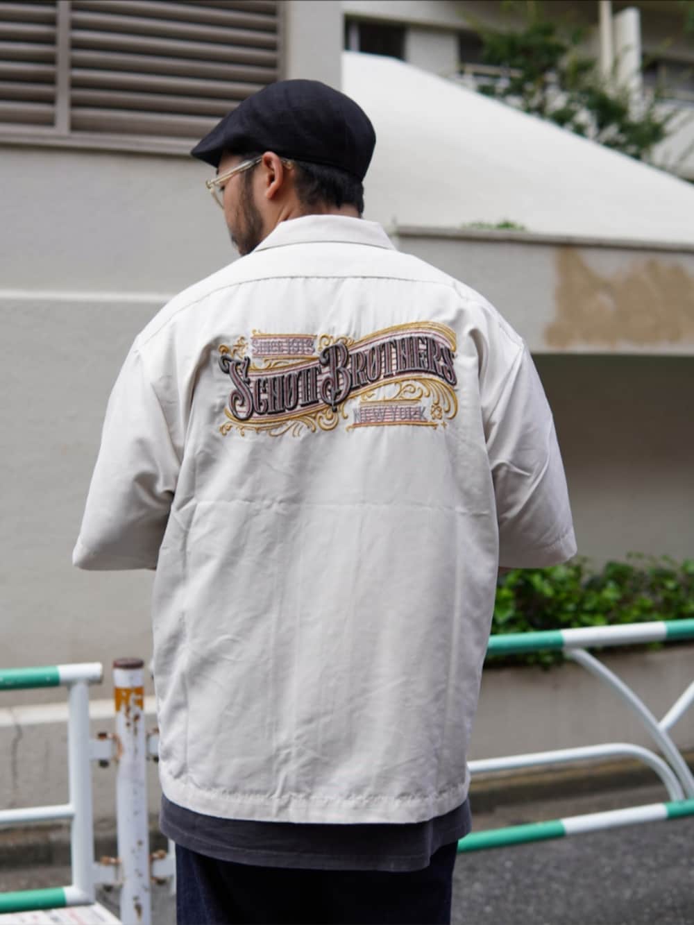 その他のスラックス、ホワイト系のシャツ/ブラウスを着用したメンズの夏コーディネートの2枚目の写真