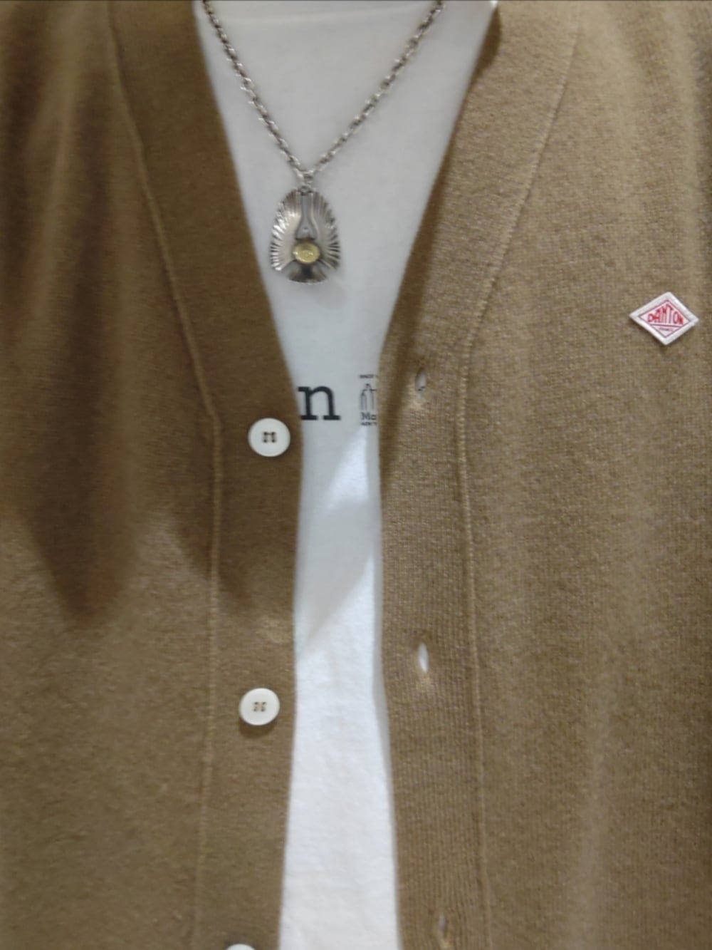 ホワイト系のスニーカー、ブルー系のデニムパンツ、ホワイト系のTシャツ/カットソーを着用したメンズの春コーディネートの3枚目の写真