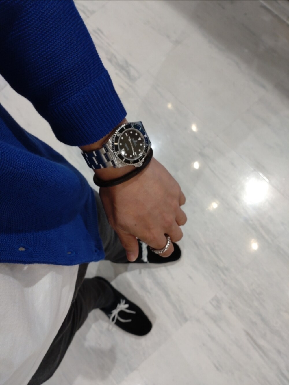 ブラック系のドレスシューズ、グレー系のパンツ、ホワイト系のTシャツ/カットソーを着用したメンズの秋コーディネートの2枚目の写真