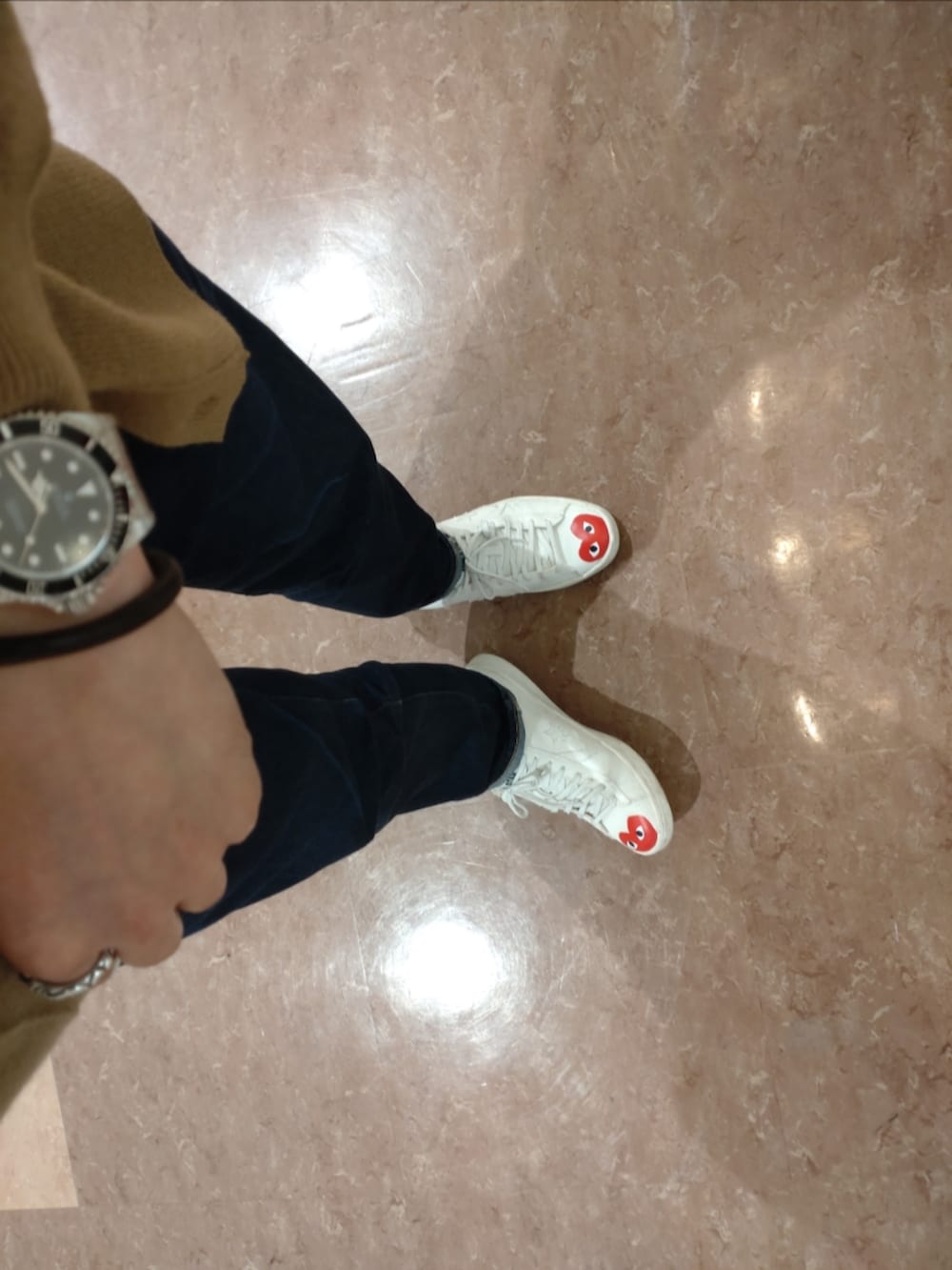 ホワイト系のスニーカー、ブルー系のデニムパンツ、ホワイト系のTシャツ/カットソーを着用したメンズの春コーディネートの2枚目の写真