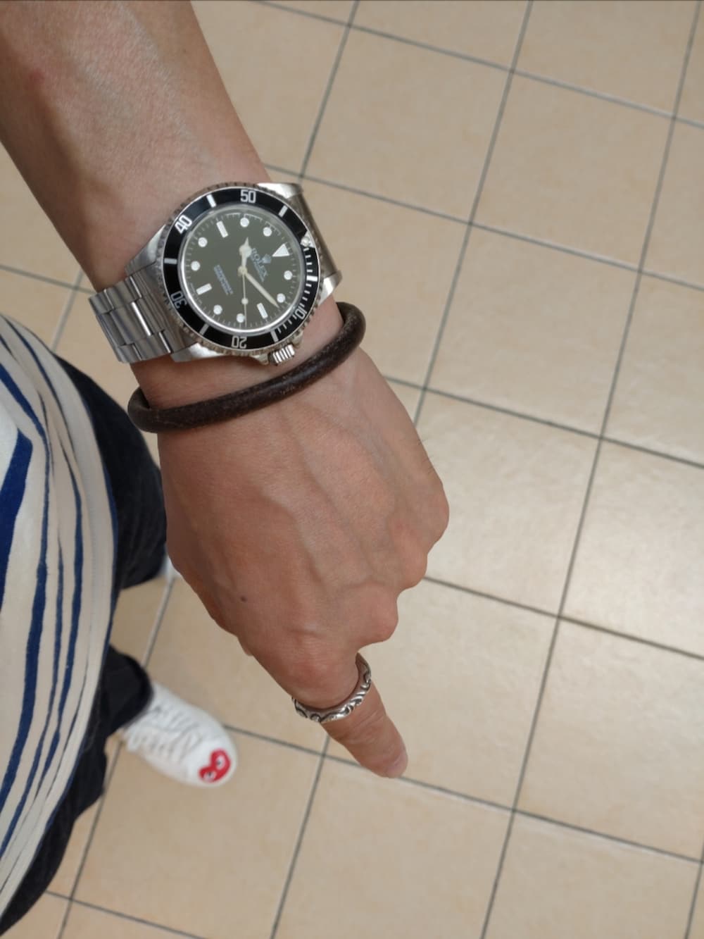 ホワイト系のスニーカー、ブルー系のデニムパンツ、ホワイト系のTシャツ/カットソーを着用したメンズの夏コーディネートの3枚目の写真