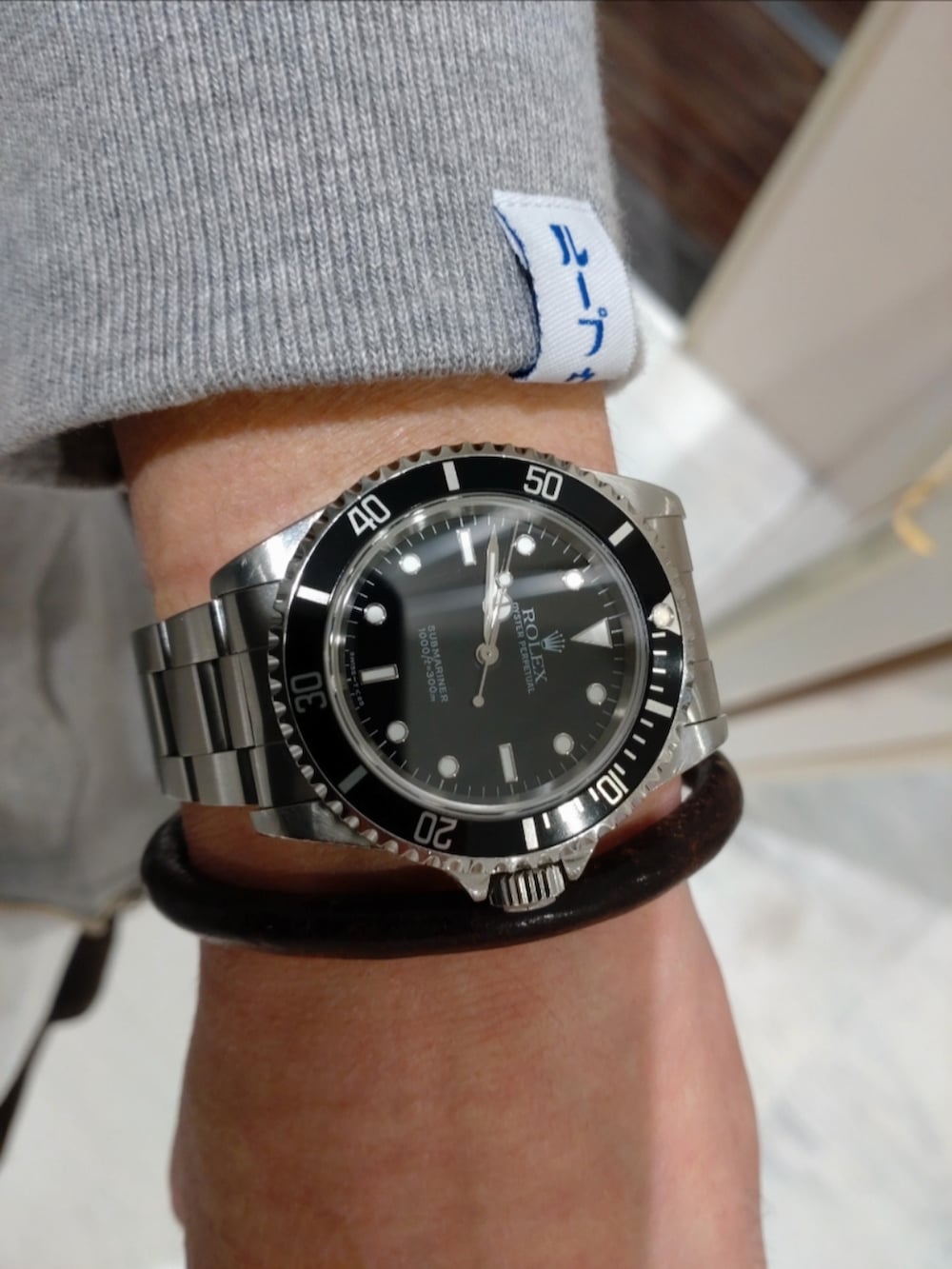 ホワイト系のスニーカー、ブラウン系のパンツ、ホワイト系のTシャツ/カットソーを着用したメンズの春コーディネートの2枚目の写真