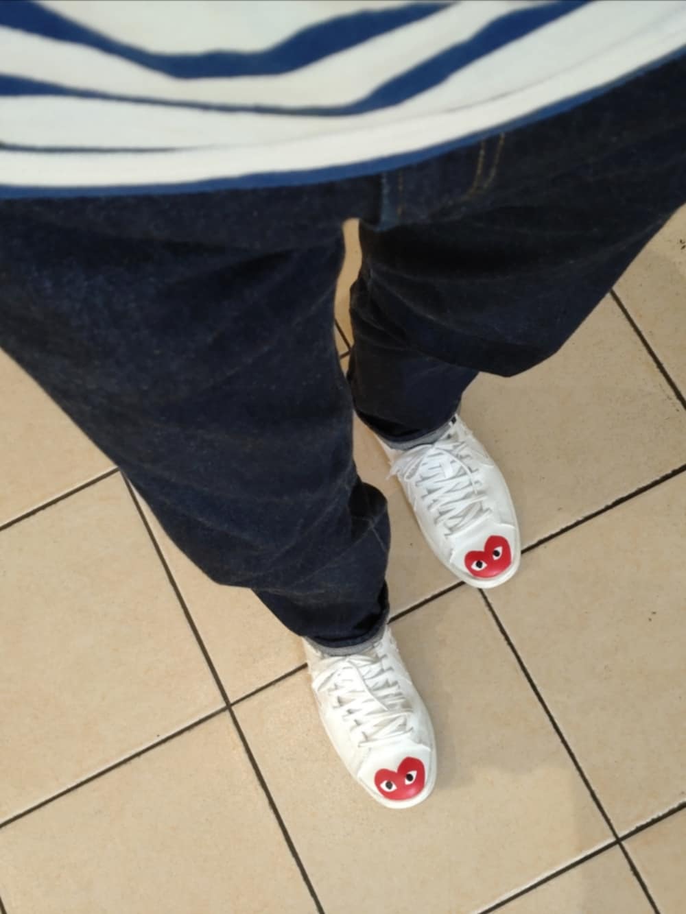 ホワイト系のスニーカー、ブルー系のデニムパンツ、ホワイト系のTシャツ/カットソーを着用したメンズの夏コーディネートの2枚目の写真