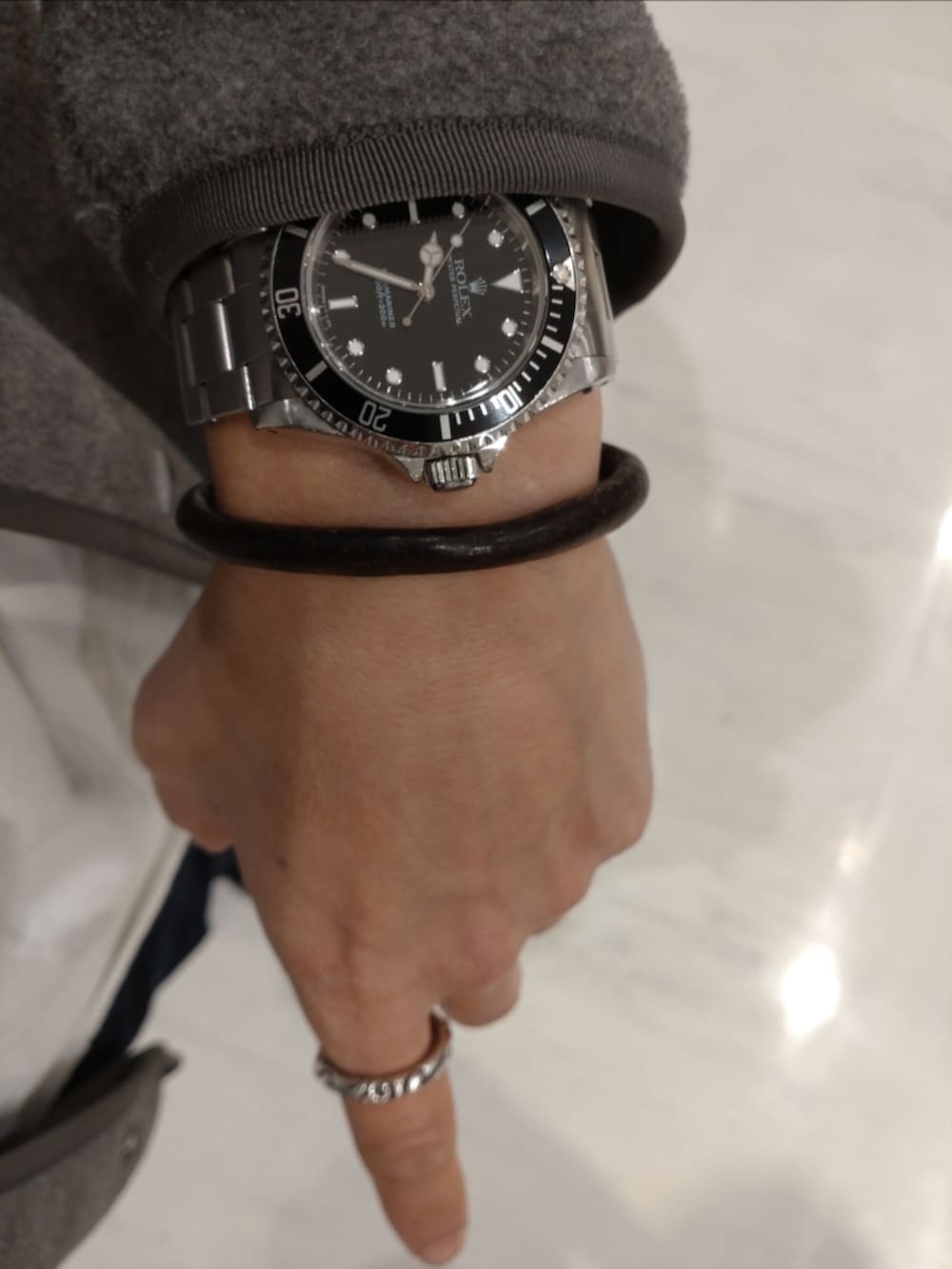 ブラック系のシューズ、ブルー系のデニムパンツ、ホワイト系のTシャツ/カットソーを着用したメンズの冬コーディネートの3枚目の写真