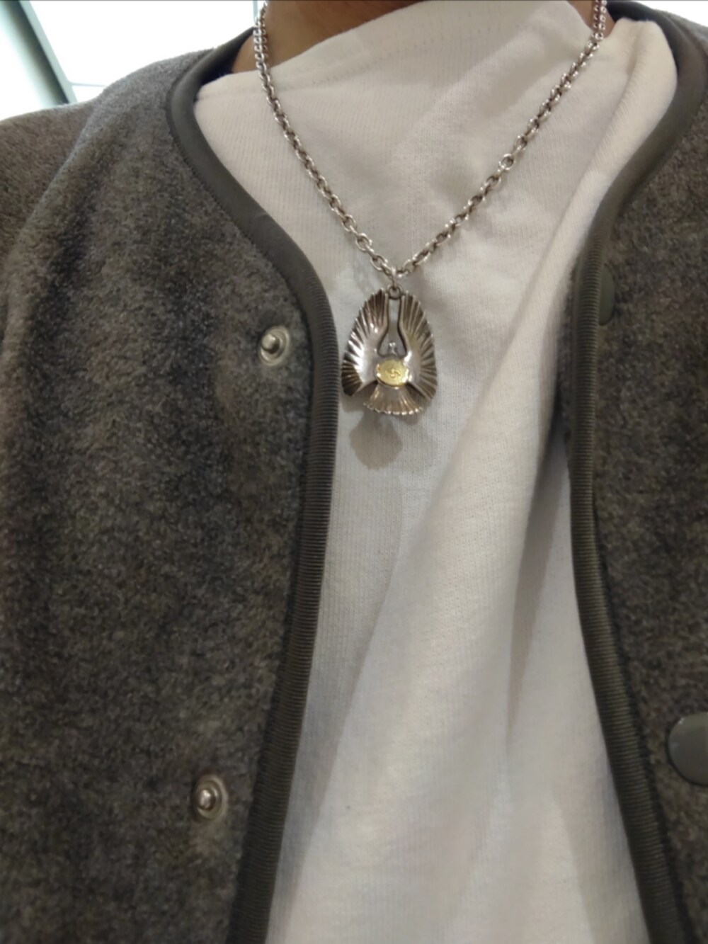 ブラック系のシューズ、ブルー系のデニムパンツ、ホワイト系のTシャツ/カットソーを着用したメンズの冬コーディネートの2枚目の写真