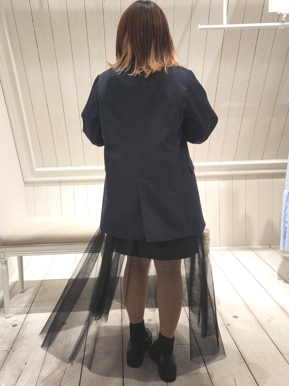 ブルー系のテーラードジャケット、ブラック系のスカート、ホワイト系のTシャツ/カットソーを着用したレディースの春コーディネートの2枚目の写真