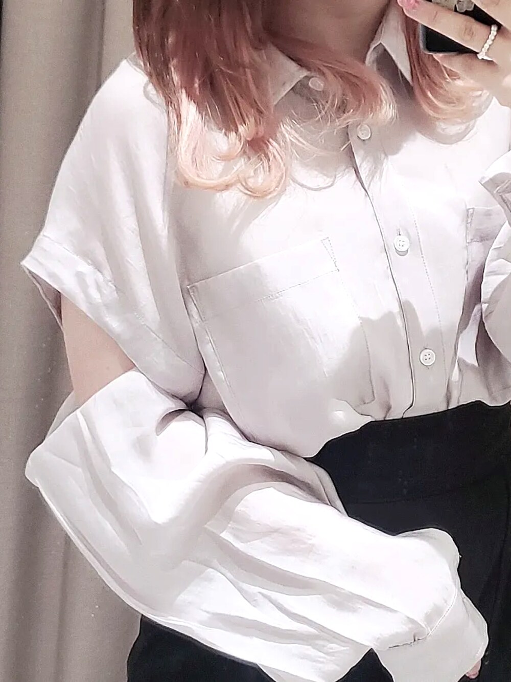 ベージュ系のシャツ/ブラウス、ブラック系のスカートを着用したレディースの春コーディネートの2枚目の写真