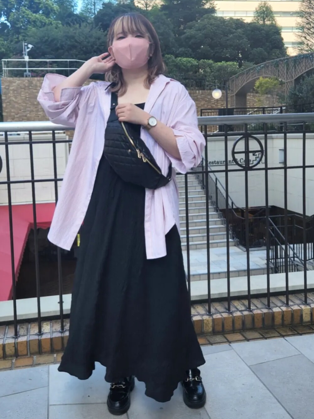 ピンク系のシャツ/ブラウス、ブラック系のボディバッグ/ウエストポーチ、ブラック系のワンピースを着用したレディースの春コーディネートの2枚目の写真