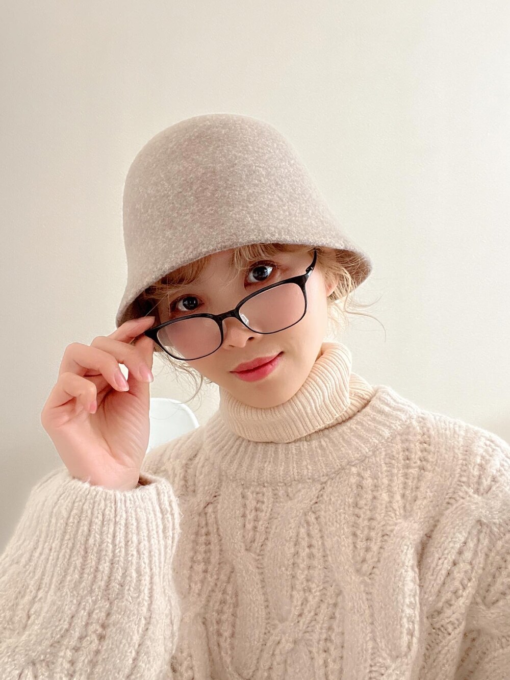 「大人カジュアル、きれいめカジュアル、春コーデ、ニットコーデ、ニットパンツ、チューリップハット、MUJI、メンズライク、selectmoca、ショートニット、ショート丈トップス、ショート丈、メガネ女子、大人かわいい、大人ガーリー」｜「mysticのフェルトチューリップハット（ハット、ベージュ系）」を使った、soriso0712さん（レディース・163cm）の冬コーディネートの4枚目の写真