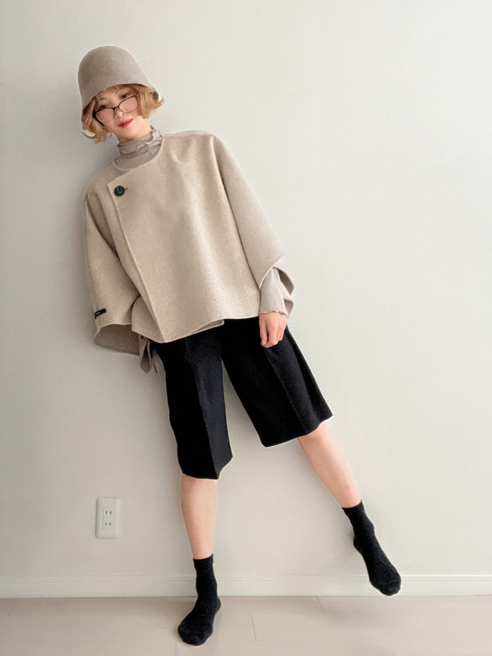 「秋冬コーデ、大人かわいい、ゆるコーデ、パンツスタイル、キレイめ、クリスマスに着たい服、コート、ベージュコーデ、アウター、半ズボン、きれいめカジュアル、dholic、シンプルコーデ、シンプルスタイル、大人女子」｜「DHOLICのアイテム（パーカー、ベージュ系）」を使った、soriso0712さん（レディース・163cm）の冬コーディネートの4枚目の写真